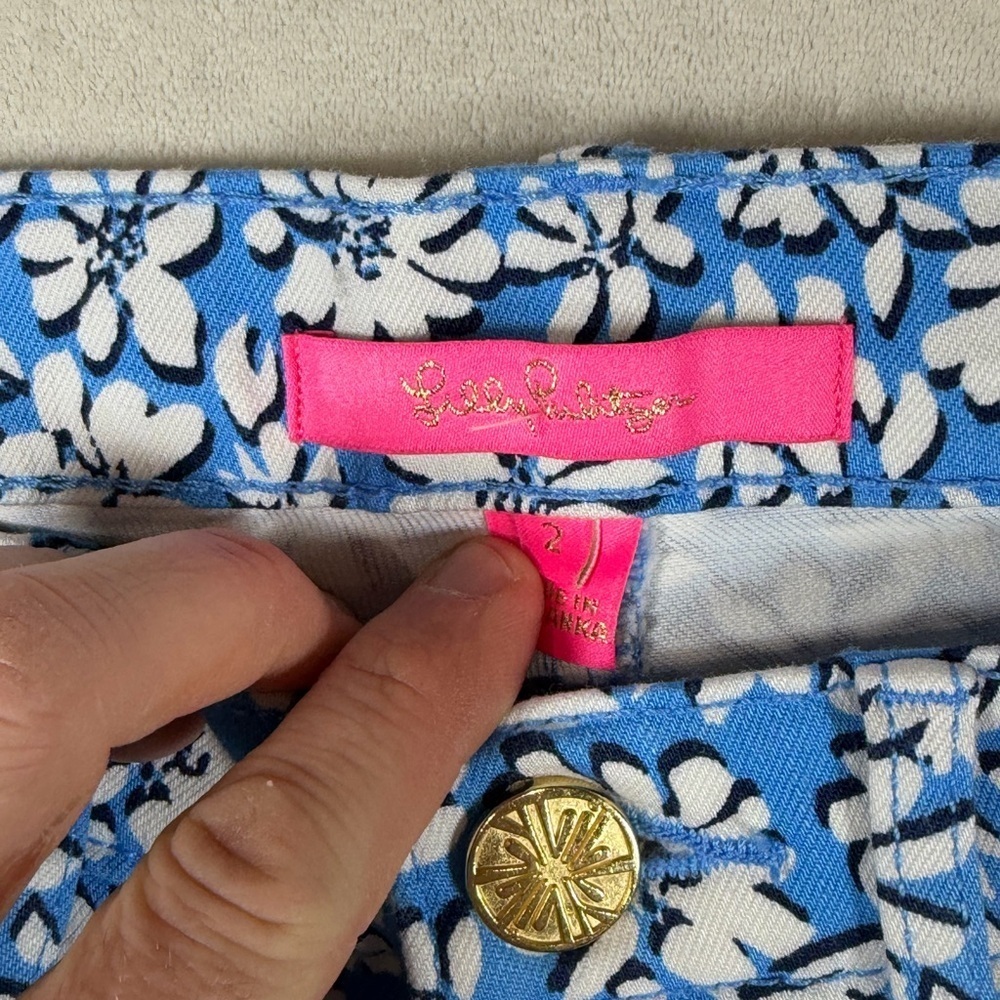 Lilly Pulitzer Sz 2 Stretch Cotton Blue and White All Over Pattern Floral Shorts - Picture 5 of 10